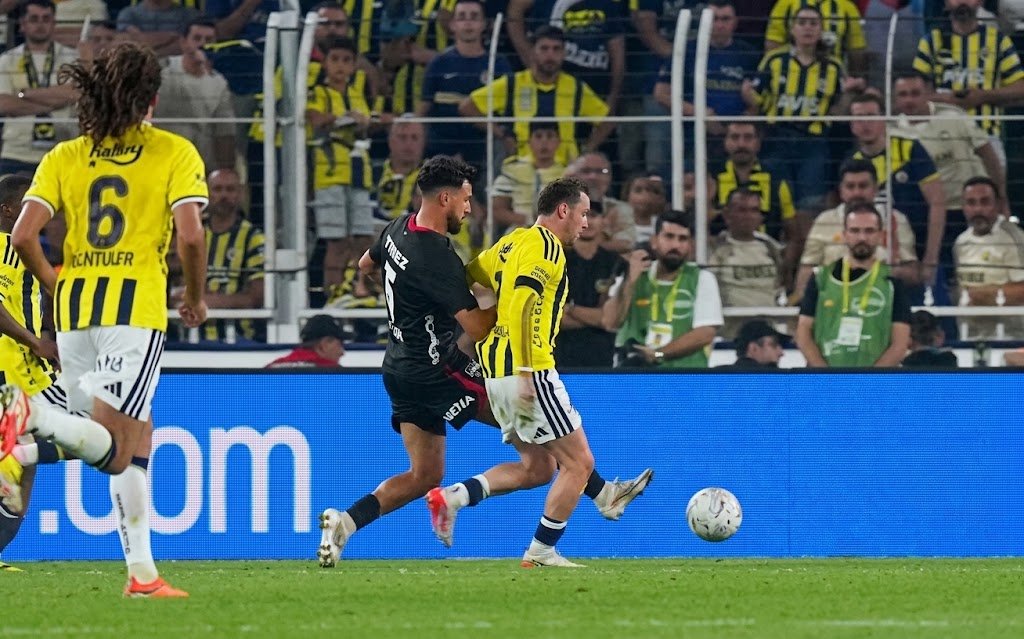 SerdarAkcer's tweet photo. Kerem'in dizine bir müdahale var ve topla defans oyuncusunun hiç teması yok. Kerem bu müdahale sonrası dengesini kaybediyor. 

Ancak temas ceza alanı dışında gibi duruyor. Umarım daha iyi açılar gelir.

#FBvBJK https://t.co/Lk4IZm1sF9