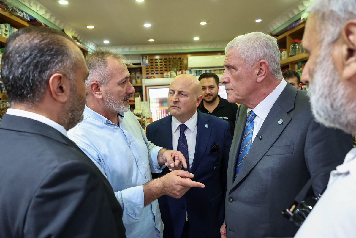 MDervisogluTR's tweet photo. Memleketim Fatsa’da hemşehrilerimizle hasret giderdik.

Esnafımızı ziyaret ederken gördüğümüz büyük ilgi, meydanı dolduran bir kucaklaşmaya dönüştü.

Karadenizlilerin göz nuru fındık için söyleyecek çok sözümüz, yapacak çok işimiz var. https://t.co/Yro3rjB2YW