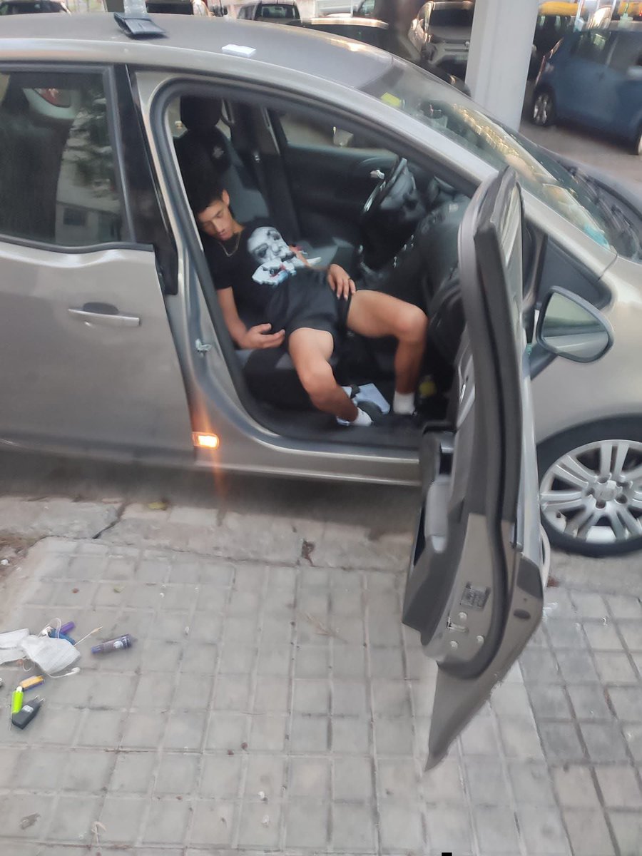 revol_es's tweet photo. 🔴 Así encontró su coche un vecino de Badalona esta mañana al salir a trabajar: le habían roto un cristal, se metieron dentro para robarle y de paso echarse una cabezada. El autor era magrebí. https://t.co/oLH802pJCj