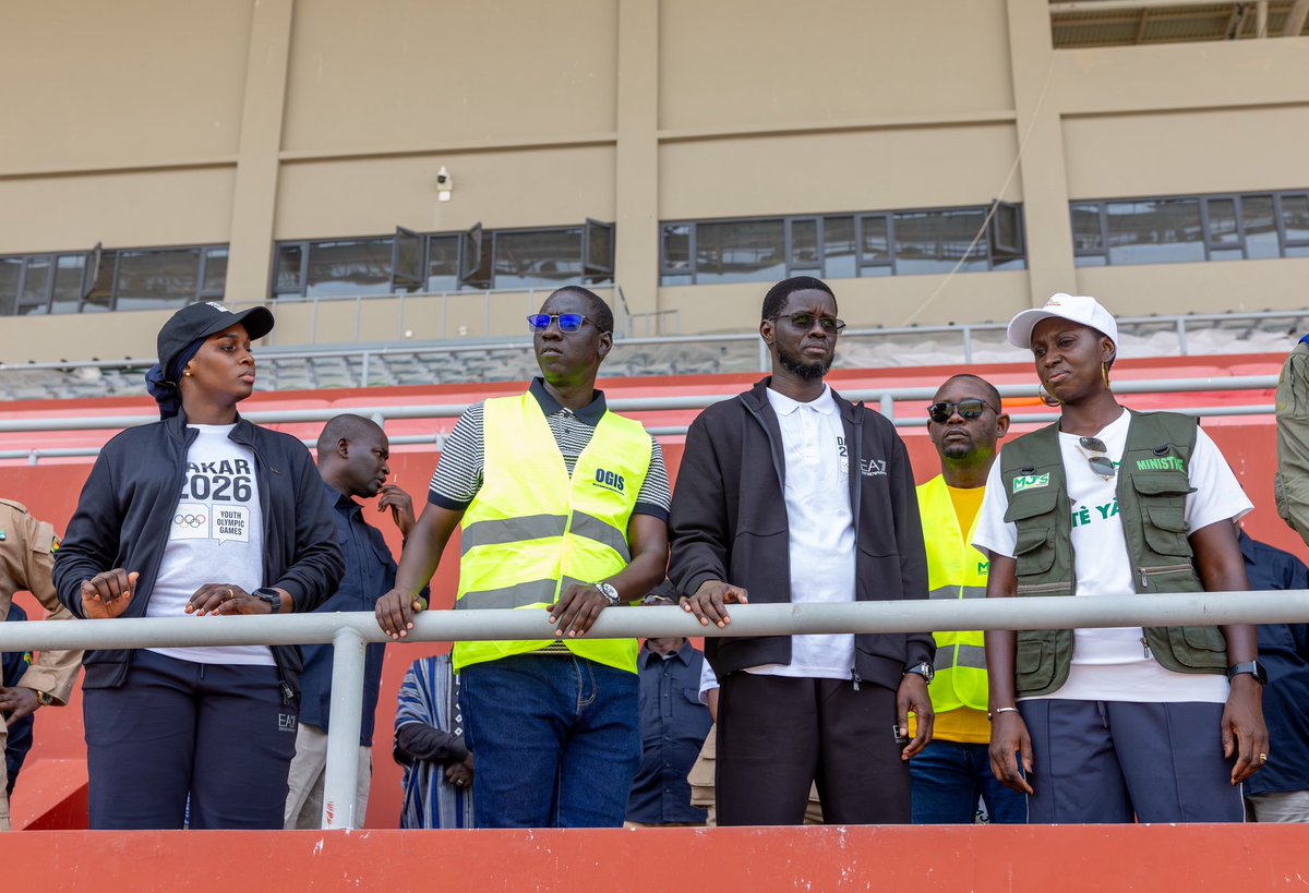 PR_Senegal's tweet photo. Le Président Bassirou Diomaye Faye a pris part ce samedi à la journée d'embellissement et de végétalisation des alentours du stade Léopold Sédar Senghor. Il a procédé à une plantation symbolique et salué la conscience citoyenne à l'approche des JOJ Dakar 2026. https://t.co/dq26Wz4TM2