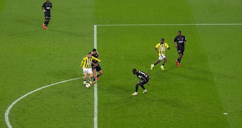 SerdarAkcer's tweet photo. Kerem'in dizine bir müdahale var ve topla defans oyuncusunun hiç teması yok. Kerem bu müdahale sonrası dengesini kaybediyor. 

Ancak temas ceza alanı dışında gibi duruyor. Umarım daha iyi açılar gelir.

#FBvBJK https://t.co/Lk4IZm1sF9