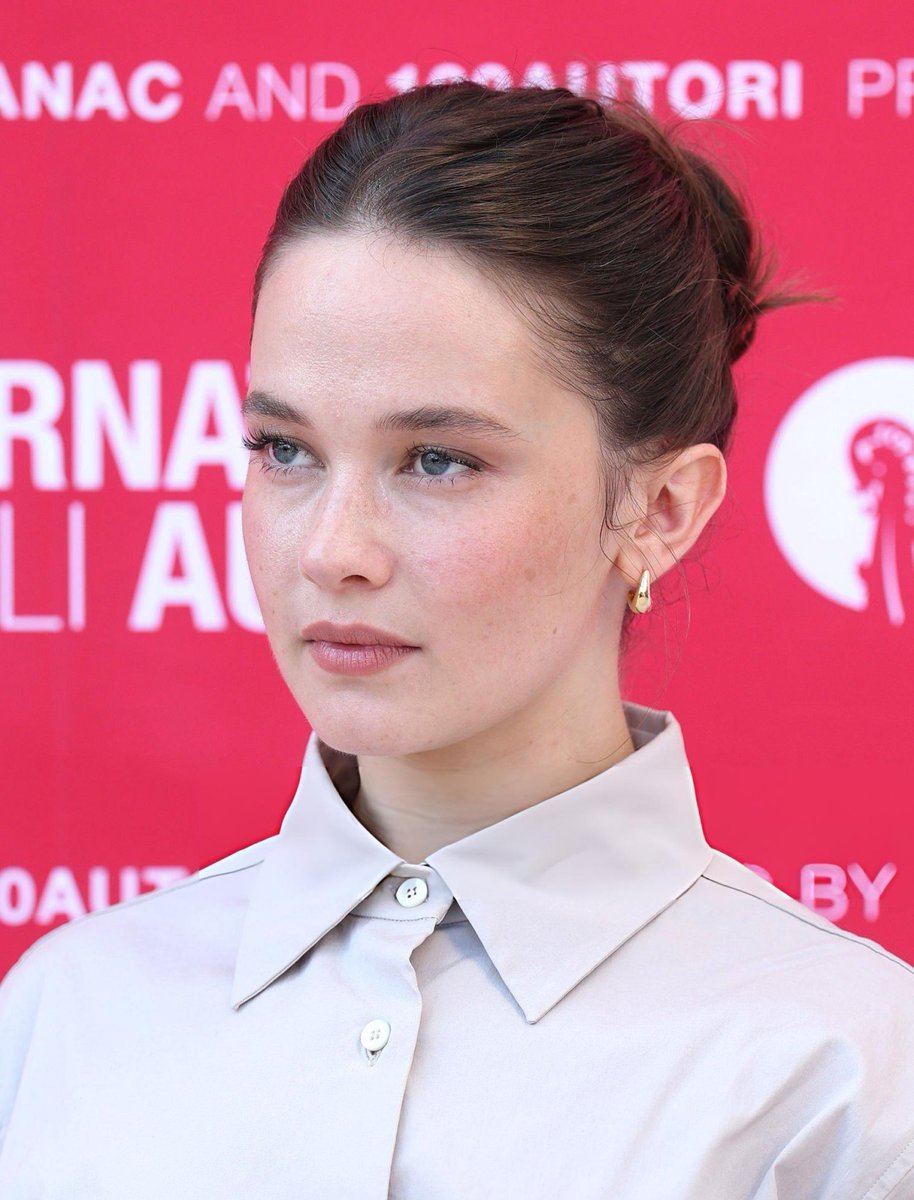 Gorgeous0017's tweet photo. Cailee Spaeny at the Miu Miu Women's Tales in Venice. 

Women's Tales has been giving female filmmakers a space to tell their own stories for years. 

Venice is probably the perfect place for that crossover. https://t.co/ovnUd70rkU