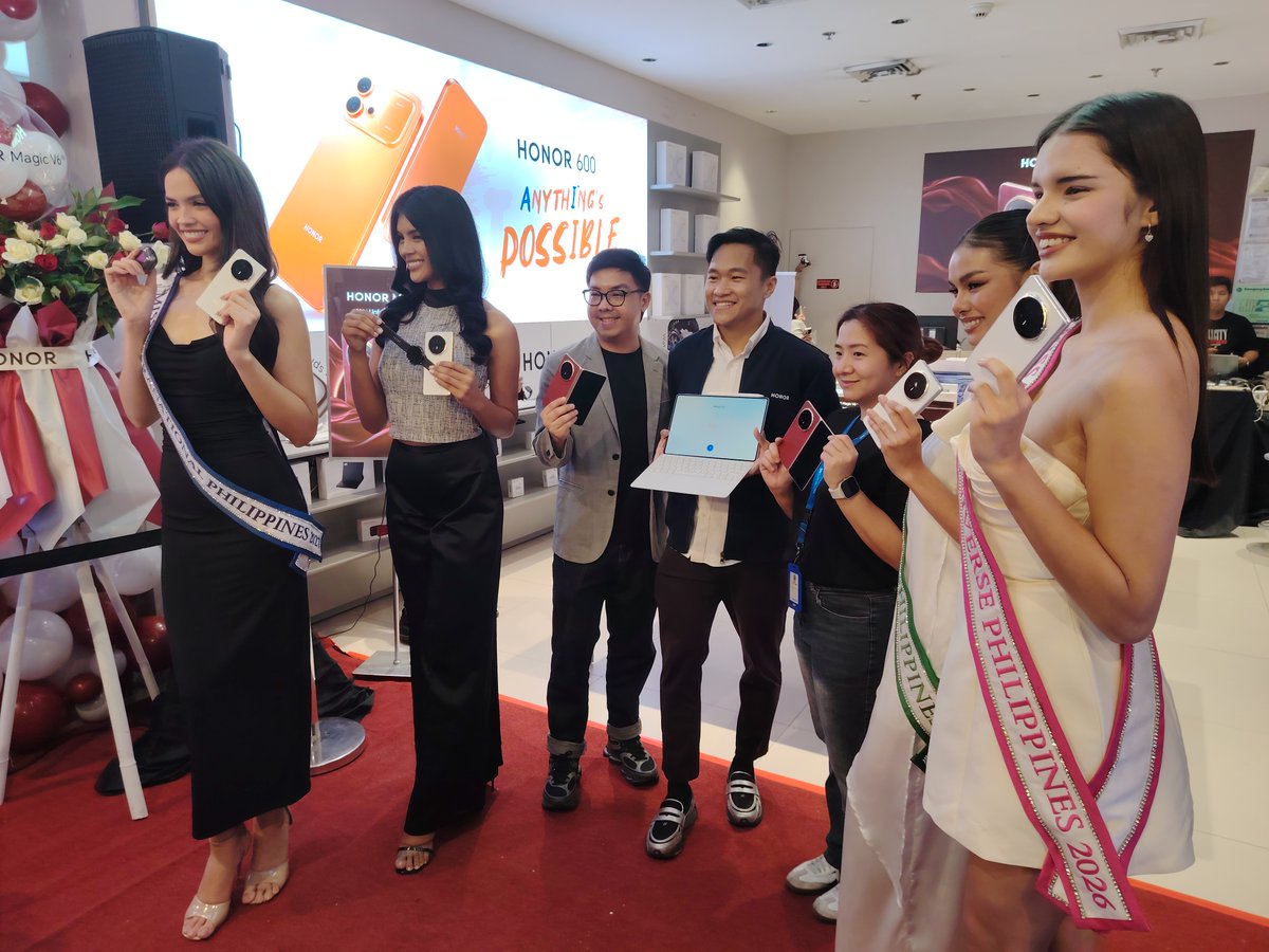 PhilITOrg's tweet photo. First day sale of @Honorglobal @HONORPHL Magic V6 with Miss Philippines Queens at @smnorthedsa marks this foldable smartphone available nationwide. #HONORMagicV6 #UnfoldTheRealMagic #HONORPH | via @Catch2T8 https://t.co/dk5WvmWLI8