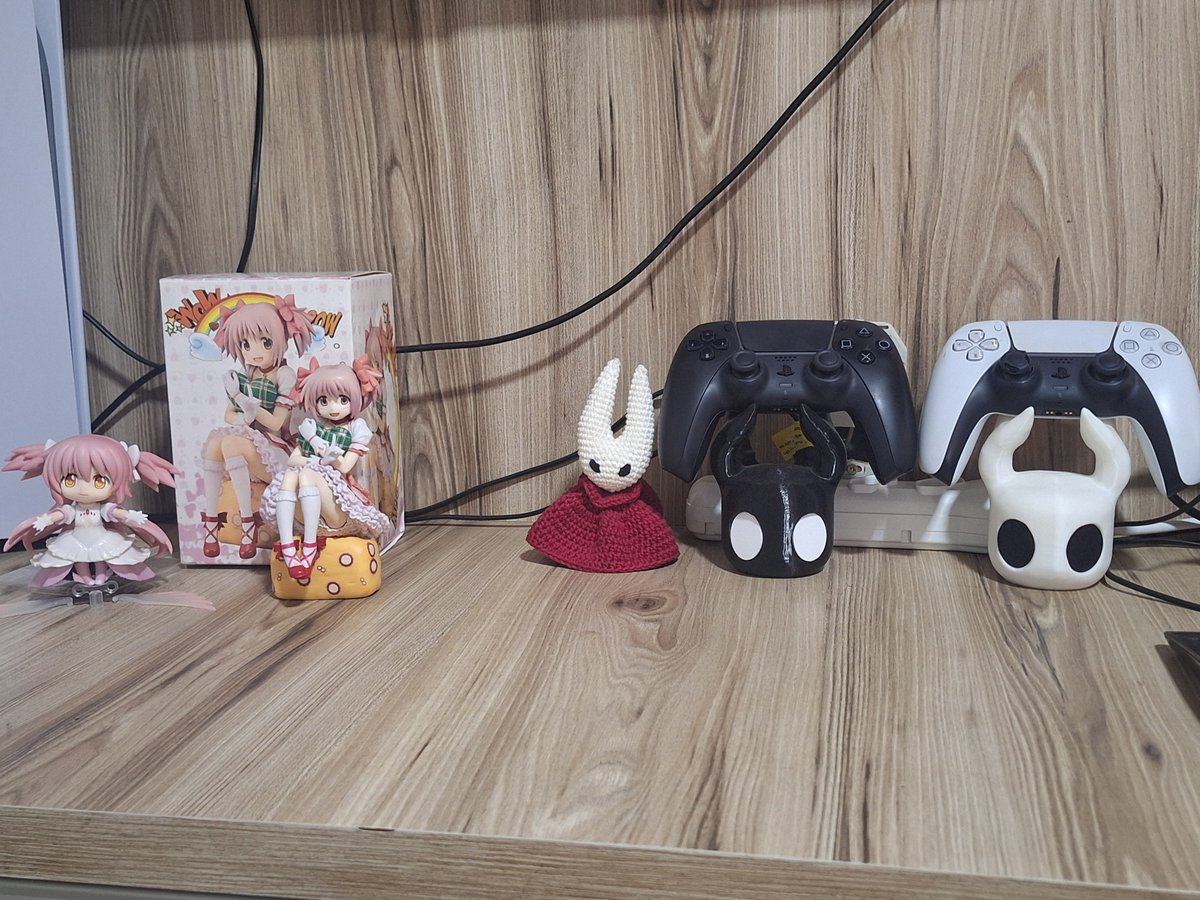 xiaofofinho's tweet photo. minha estante sendo madoka vs hollow knight https://t.co/wKe1xHEtjh