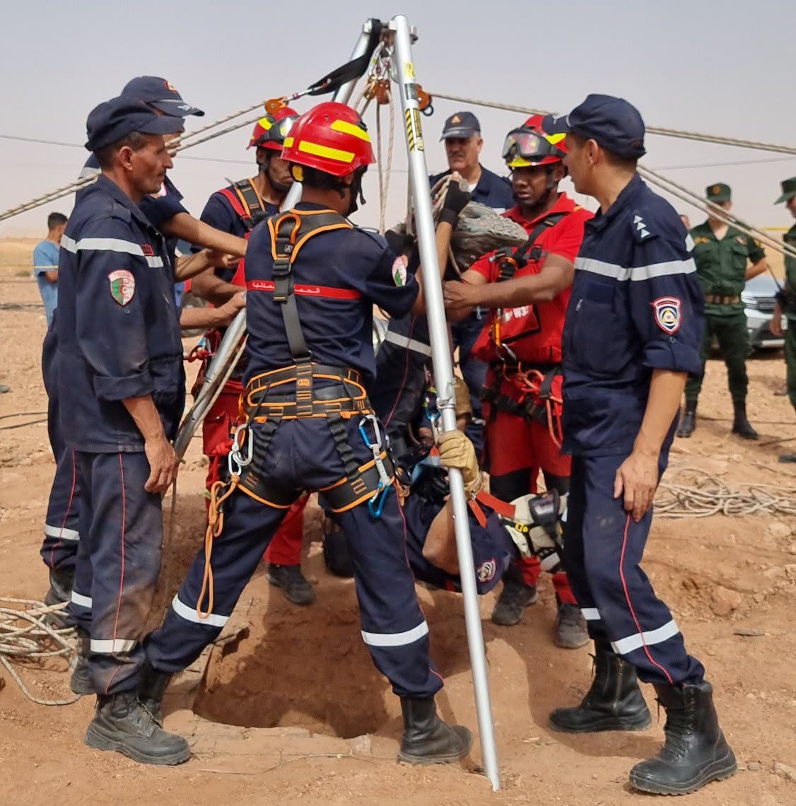 LeLienofficiel's tweet photo. 🇩🇿 Algérie : Ayoub, 10 ans, retrouvé mort après plusieurs jours d’opérations de sauvetage

Après plusieurs jours d’une opération de secours particulièrement difficile, les équipes de la Protection civile sont parvenues à atteindre le jeune garçon et à l’extraire du puits dans lequel il était tombé à El Ghassoul, dans la wilaya d’El Bayadh.

Le puits, d’environ 80 mètres de profondeur et seulement 40 centimètres de diamètre, avait rendu l’intervention extrêmement complexe. Les secours avaient notamment dû creuser un puits parallèle pour tenter d’atteindre l’enfant.

Malgré la mobilisation des équipes et d’importants moyens humains et matériels, Ayoub a été retrouvé sans vie. 🤲😢