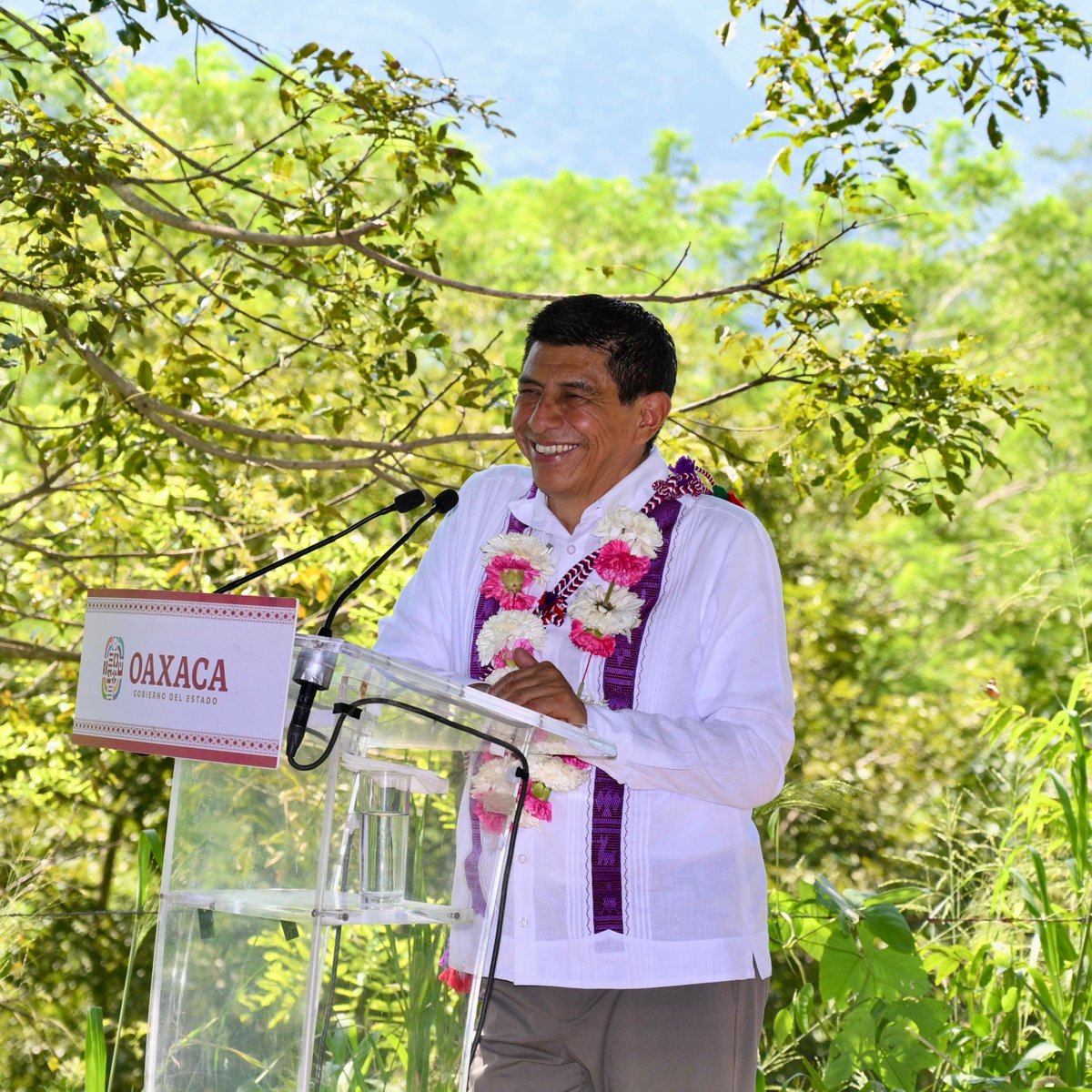 GobOax's tweet photo. El Gobernador @salomonj cumplió su segundo día de recorridos por la Costa, entregando nuevas obras en Santos Reyes #Nopala.
La comunidad fue beneficiada con el Centro de Desarrollo Comunitario en Cerro del Aire y la renovación con concreto hidráulico de la carretera en Santiago Cuixtla. Esto se suma a las más de 6 mil obras y acciones impulsadas en todo el estado.
En #Oaxaca, el pueblo manda.