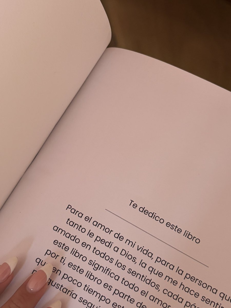 idgibaf's tweet photo. mi novio no se supo la de escribirme una carta por nuestro primer aniversario de novios, el fue más de escribirme un libro. soy lágrimas. https://t.co/noWKEv4VSm
