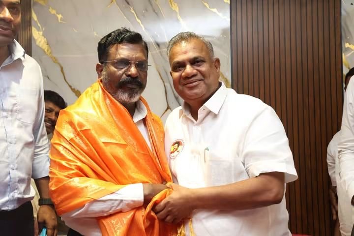 thirumaofficial's tweet photo. மாண்புமிகு அமைச்சர்கள் ஆனந்த், ஆதவ் அர்ஜுனா, அருண்ராஜ் ஆகியோர் செப்டம்பர் 9 ஆம் நாள் மாண்புமிகு தமிழ்நாடு முதலமைச்சர் ஜோசப் விஜய் அவர்களின் தலைமையில் நடைபெறவிருக்கும் கூட்டணி கட்சிகளின் கூட்டத்திற்கு அழைப்பு விடுத்தனர். https://t.co/x2VD0g52ka