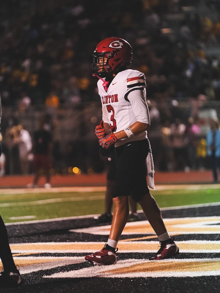 d1_dayson's tweet photo. Party in the endzone🎸 https://t.co/qTIS9VDbbb