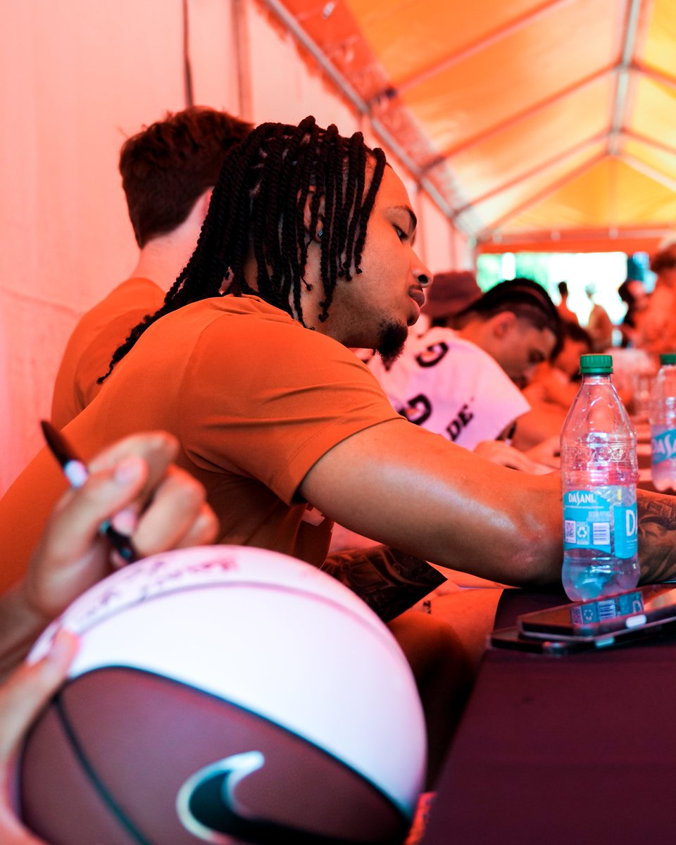 TexasMBB's tweet photo. s/o out to the @TexasFootball fellas π€
#HookEm | #AlwaysCompete https://t.co/qzgoSHBPGa