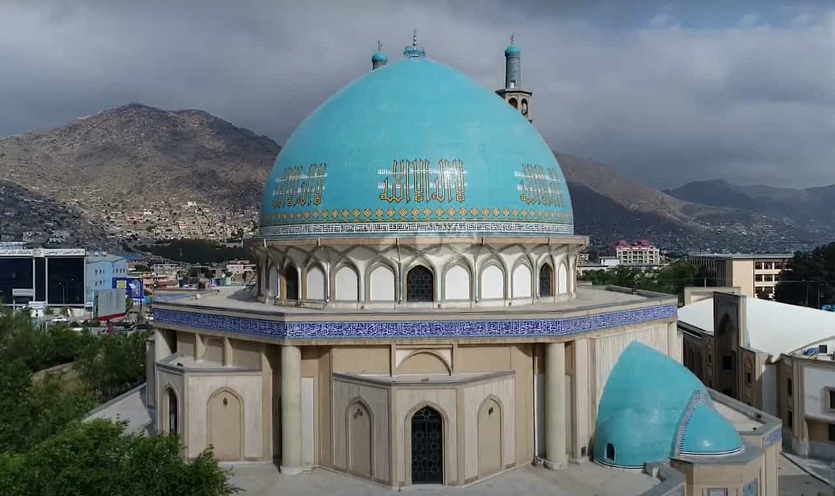 HazaraSPcenter's tweet photo. مرکز سیاست‌گذاری جامعه هزاره
اعلامیه در پیوند به اعتراضات جمعی از جوانان و متنفذین جامعه هزاره در پی مسدود شدن حوزه علمیه منسوب به خاتم‌النبیین

در پی مسدود شدن حوزه علمیه خاتم‌النبیین از سوی گروه تروریستی طالبان و شکل‌گیری برخی تجمعات اعتراضی در واکنش به این اقدام، مرکز سیاست‌گذاری جامعه هزاره، از تمامی اقشار مردم هزاره می‌خواهد که در شرایط حساس و پرخطر کنونی، حفظ جان و امنیت خود و خانواده‌های تانر در اولویت قرار دهید.

ما باور داریم که هیچ مطالبه‌ای، هرقدر مهم و ارزشمند باشد، نباید به بهای به خطر افتادن جان انسان‌ها تمام شود. به‌ویژه در شرایطی که فضای امنیتی افغانستان به‌شدت سرکوبگرانه است و امکان برخورد خشونت‌آمیز با تجمعات مدنی وجود دارد.

در عین حال، باید واقعیت‌های بزرگ‌تر و فوری‌تری را که زندگی مردم هزاره را تهدید می‌کند، نیز در نظر داشته باشیم. امروز شماری از شهرک‌ها و مناطق مسکونی هزاره‌ها در معرض غصب، تصرف و محرومیت از حق مالکیت و سکونت قرار دارند؛ خانه‌هایی که برای خانواده‌ها، به‌ویژه کودکان، محل زندگی، امنیت و آینده آنان محسوب می‌شوند.

اگر برای دفاع از خانه و کاشانه‌ای که امنیت و سرپناه خانواده‌های تان است، دست به اعتراض گسترده نزده‌اید، نباید جان خود را در شرایط کنونی صرفاً به دلیل مسدود ماندن یک حوزه علمیه به خطر بیندازید.

حوزه‌های علمیه، مراکز دینی و آموزشی، بدون تردید جایگاه ارزشمند و محترمی در جامعه ما دارند؛ اما هیچ ساختمان و هیچ نهادی نباید از جان انسان‌ها و امنیت خانواده‌ها مهم‌تر تلقی شود. حفظ جان، سرپناه و آینده کودکان و خانواده‌های تان یک ضرورت اساسی و غیرقابل چشم‌پوشی است.

از این‌رو، مرکز سیاست‌گذاری جامعه هزاره از همه مردم، به‌ویژه جوانان جامعه هزاره، می‌خواهد که از حضور (در چنین تجمعاتی و به حمایت از همچین نهادها که بانیان آن هیچ گاهی دوست و همدرد جامعه هزاره‌ نبوده‌اند،) جان و امنیت تان را به خطر اندازد، خودداری کنید.

مرکز سیاست‌گذاری جامعه هزاره
۵ سپتامبر ۲۰۲۶
@followers
#Afghanistan
#جامعه_هزاره
