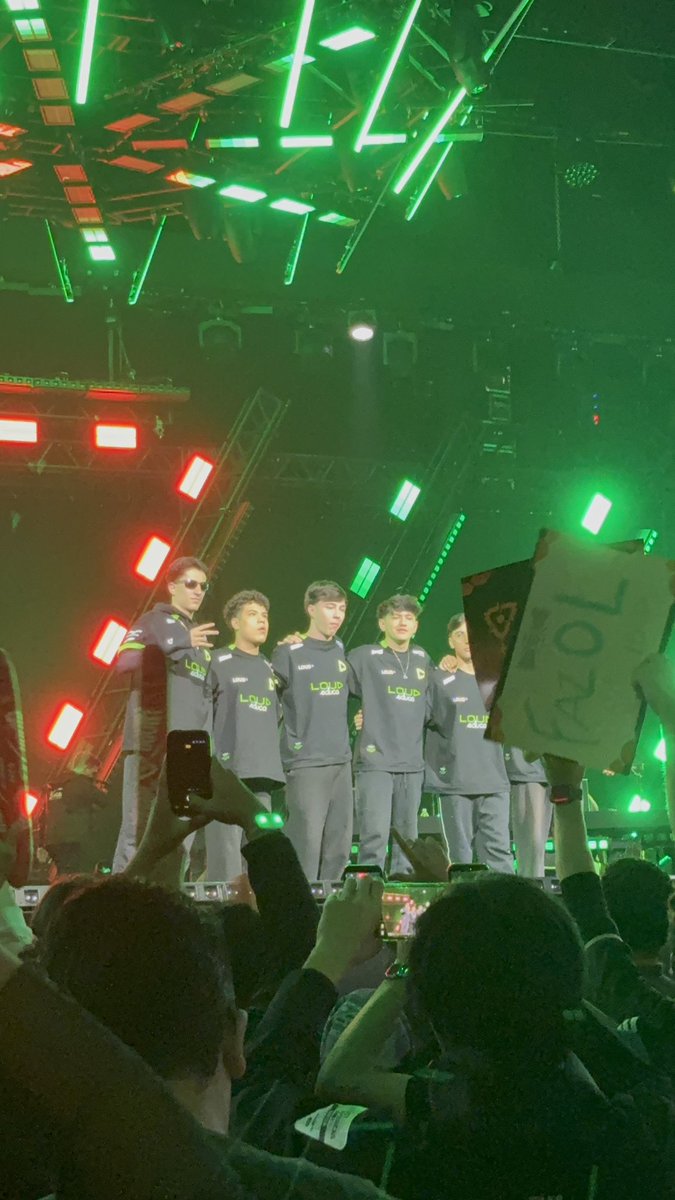 1nvexy's tweet photo. hj é dia de loud https://t.co/r2QvvHeKVY