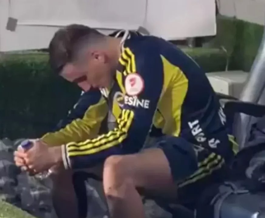 Grande_1905's tweet photo. Allah sana Fenerbahçe formasıyla başarı görmeyi nasip etmesin Kerem Aktürkoğlu! https://t.co/9VwuHAzcn1