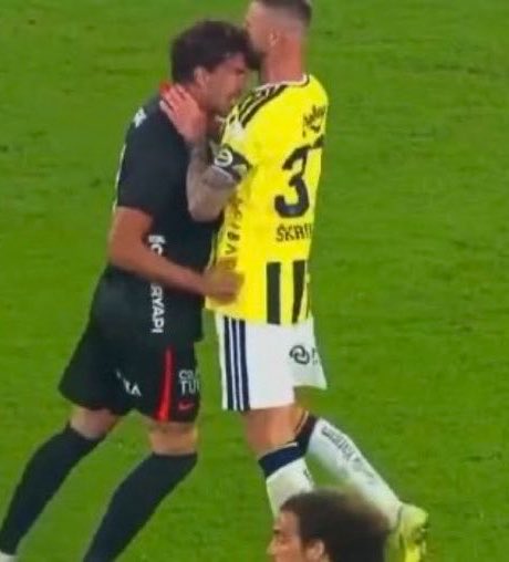 agacliyol_'s tweet photo. Skriniar, boğaz sıkar kırmızı kart verilmez!
Guendouzi, dirsek atar sarı kart verilmez!

Hakem maçı adil yönetseydi, Beşiktaş çok daha farklı yenerdi. https://t.co/nniMzf8zUv