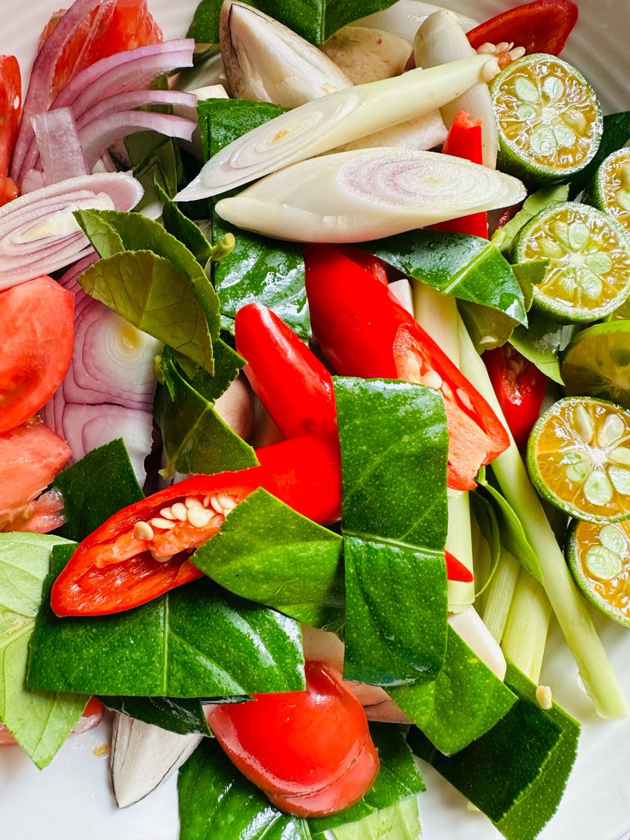 NatalieWick1's tweet photo. Craving bold flavors Today’s pick: aromatic Thai green curry with tender chicken, creamy coconut milk, fresh basil and zesty lime—pure tropical comfort in a bowl! https://t.co/VAcq8s2pfe