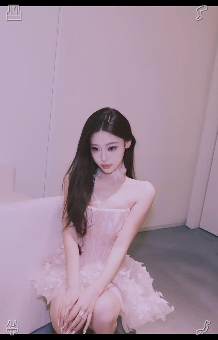 thutphong's tweet photo. 🦓Nurture affection and compassion within every soul. At some point, a company contacted Lola, proposing a partnership agreement. Their aim was for her to showcase their cosmetics in her self-portraits and online articles. Lola felt overjoyed—this was the accomplishment she had https://t.co/rWMq1wDr8l