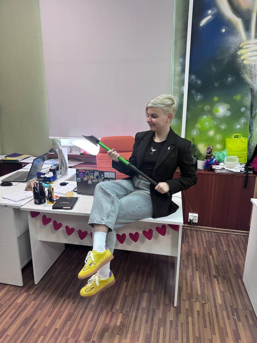 xavierloverr's tweet photo. мы так генеральную уборку в кабинете на работе делали и за шкафом нашли ТОПОР, теперь это наш инструмент отстаивания личных границ 🙏🏻 https://t.co/cBkonIKToX