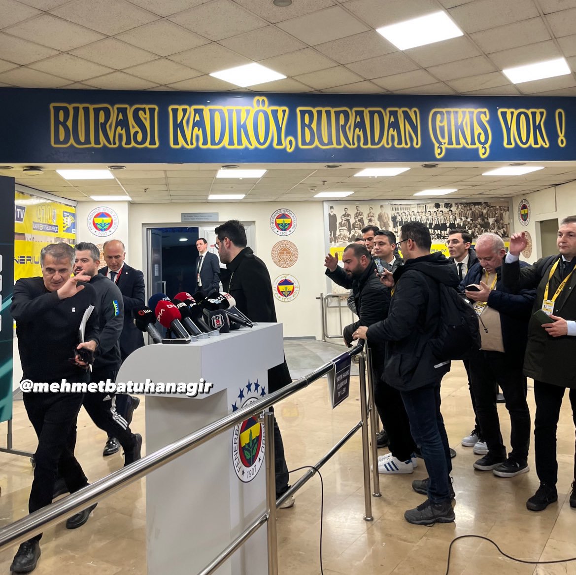 Eaglereports's tweet photo. Şenol Güneş: "Şu yazıyı da artık kaldırın. Giren çıkan belli değil."

(2 Nisan 2023) https://t.co/Tvjr0r54cp