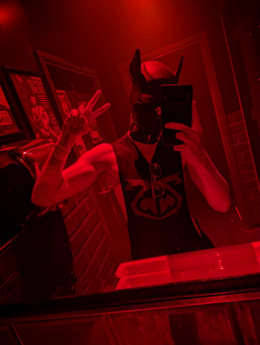matt_but_horny_'s tweet photo. Some of my favourite toilets tbf, love red lighting https://t.co/zDLLkDkOyK