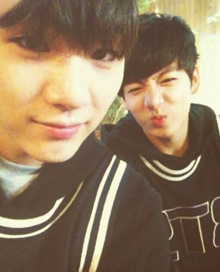 yoongisgoodgirl's tweet photo. i can’t help but get emotional when i see things like this because there used to be a time where jk looked so small and baby next to yoongi now he’s freaking huge and tatted up and ahhhhh wrap it up https://t.co/EPEzs23wCV