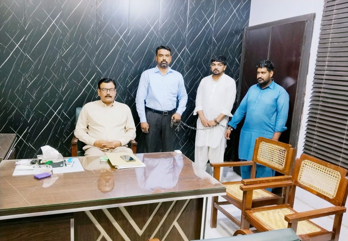 M_N_Haider's tweet photo. وزیراعلیٰ پنجاب مریم نواز شریف کے احکامات پر اینٹی کرپشن مظفرگڑھ کی کارروائی، دو نجی افراد محمد یاسر اور عبداللہ کو گرفتار کرلیا گیا۔ FIR نمبر 61/26 درج، مزید تفتیش جاری ہے۔ https://t.co/CKM3cEohj0