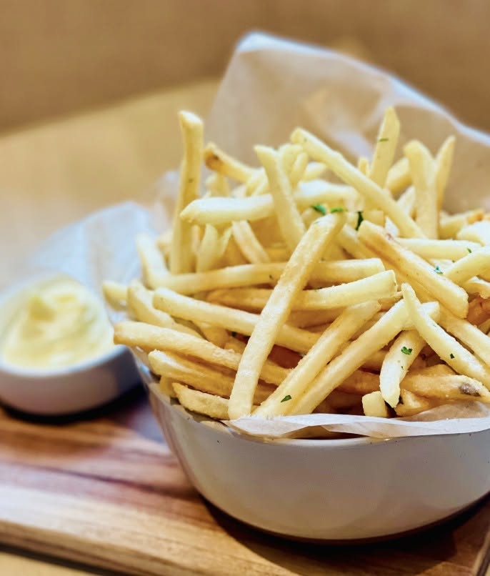NeutralGroundVA's tweet photo. That golden crunch you've been craving? It's waiting for you at Social Hour - come hang out, from 4PM-6:30PM (Tuesday - Saturday) and treat yourself to our seriously crispy french fries and other savory snacks. Pair them with a drink starting at just $6 - see you at the bar! https://t.co/l0z7SRNuYD