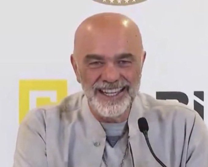 GerhaldEdward's tweet photo. #FBvBJK YAŞLI BUNAKLARLA TAKIMI DOLDURDUNUZ!
TRANSFER YAPMADINIZ!  DEFOLUN GİDİN! https://t.co/DH6ENhrOlJ