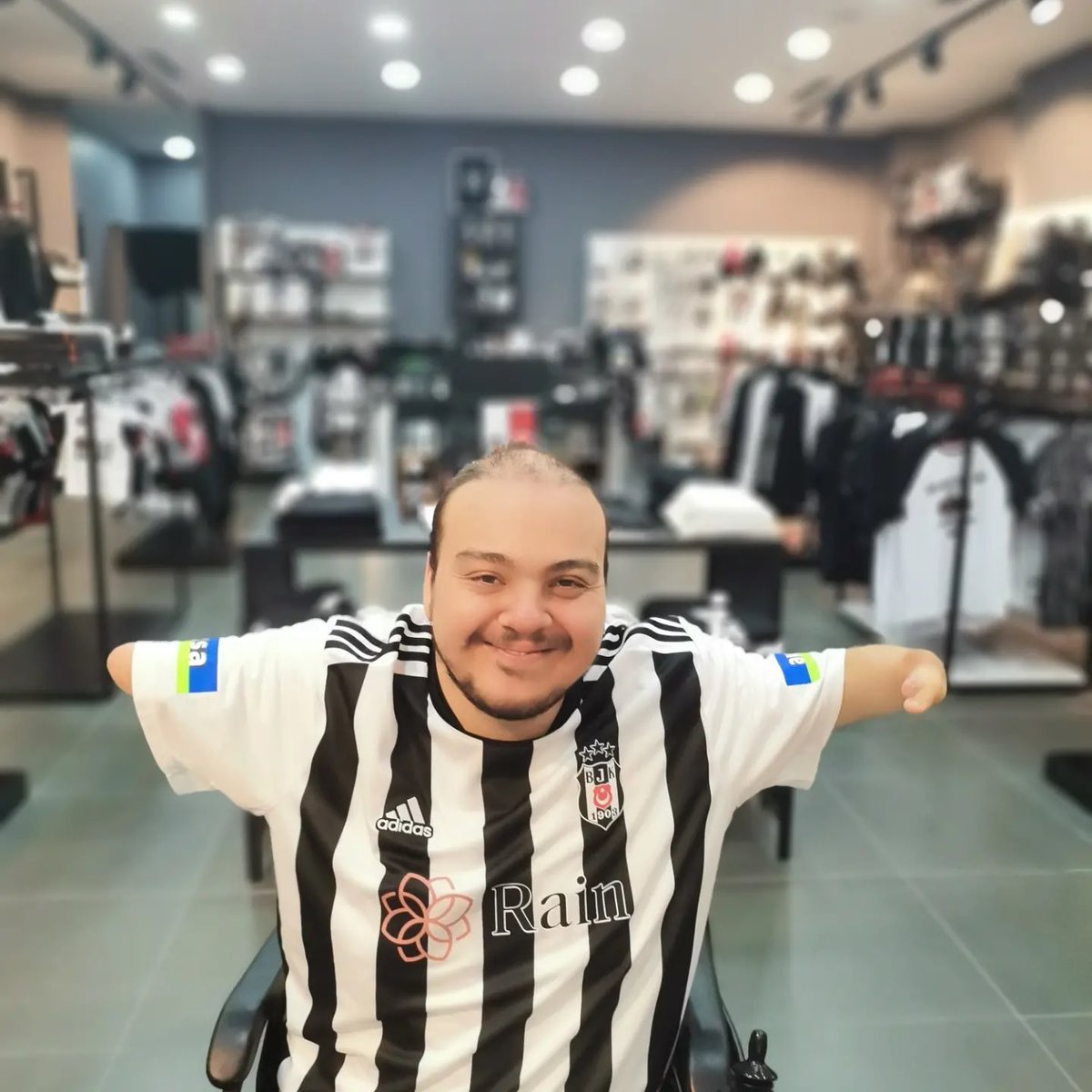 Emrebeytespih's tweet photo. Tebrikler Beşiktaş’ım bu güzel derbi galibiyetine özel siyah beyaz taraftar tespihlerinde indirim vardır 🦅🦅 https://t.co/OVAvSkJS0I