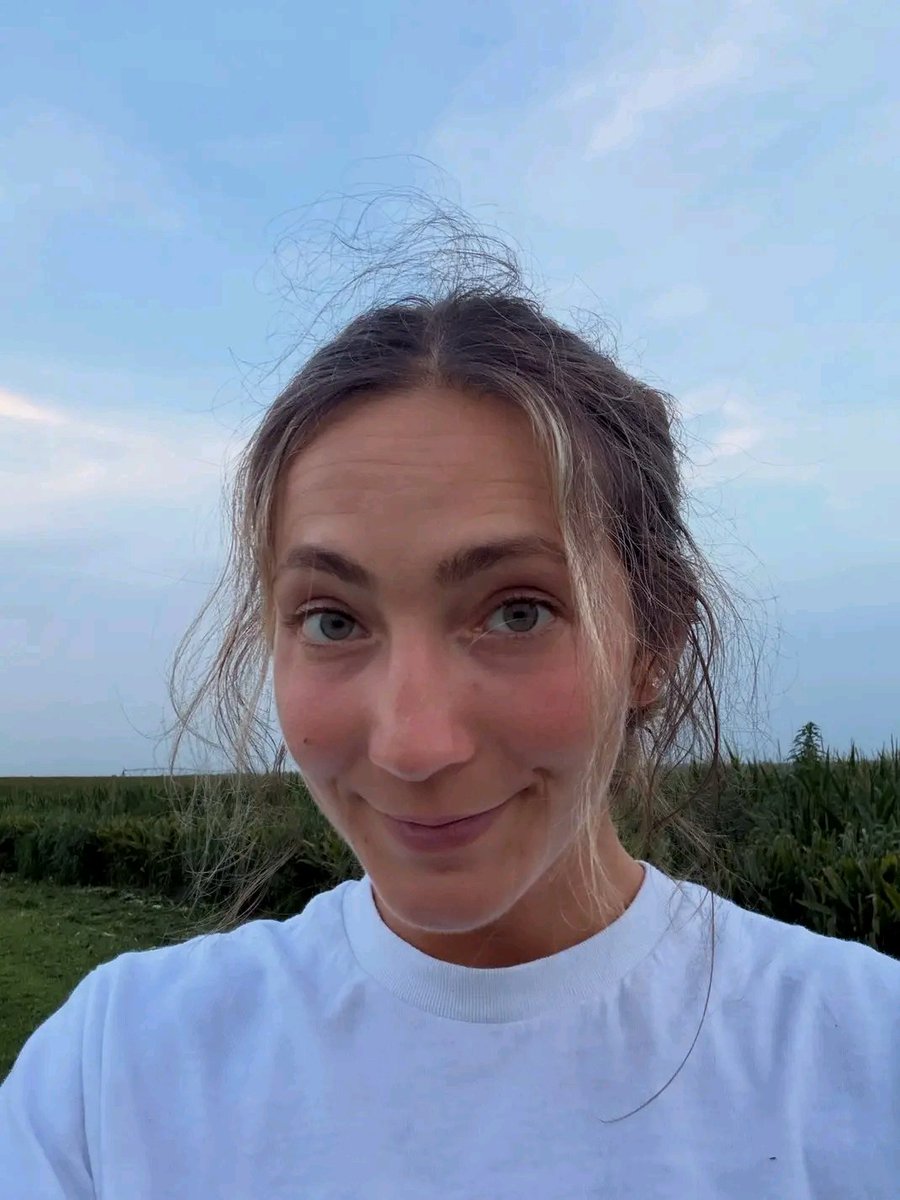 Laurafarms4iox's tweet photo. Just another day on the farm with Laura 😂🌾🚜 https://t.co/veBUdy2YHQ