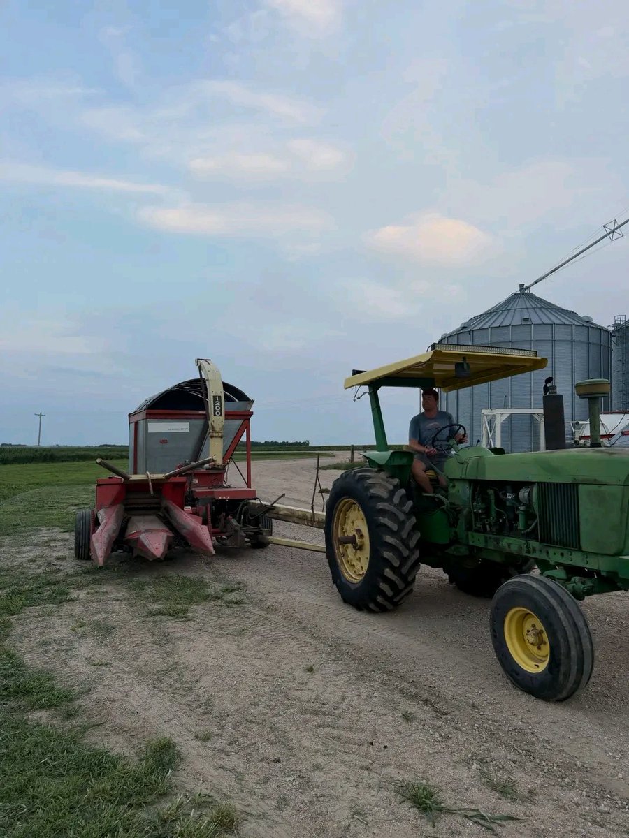 Laurafarms4iox's tweet photo. Just another day on the farm with Laura 😂🌾🚜 https://t.co/veBUdy2YHQ