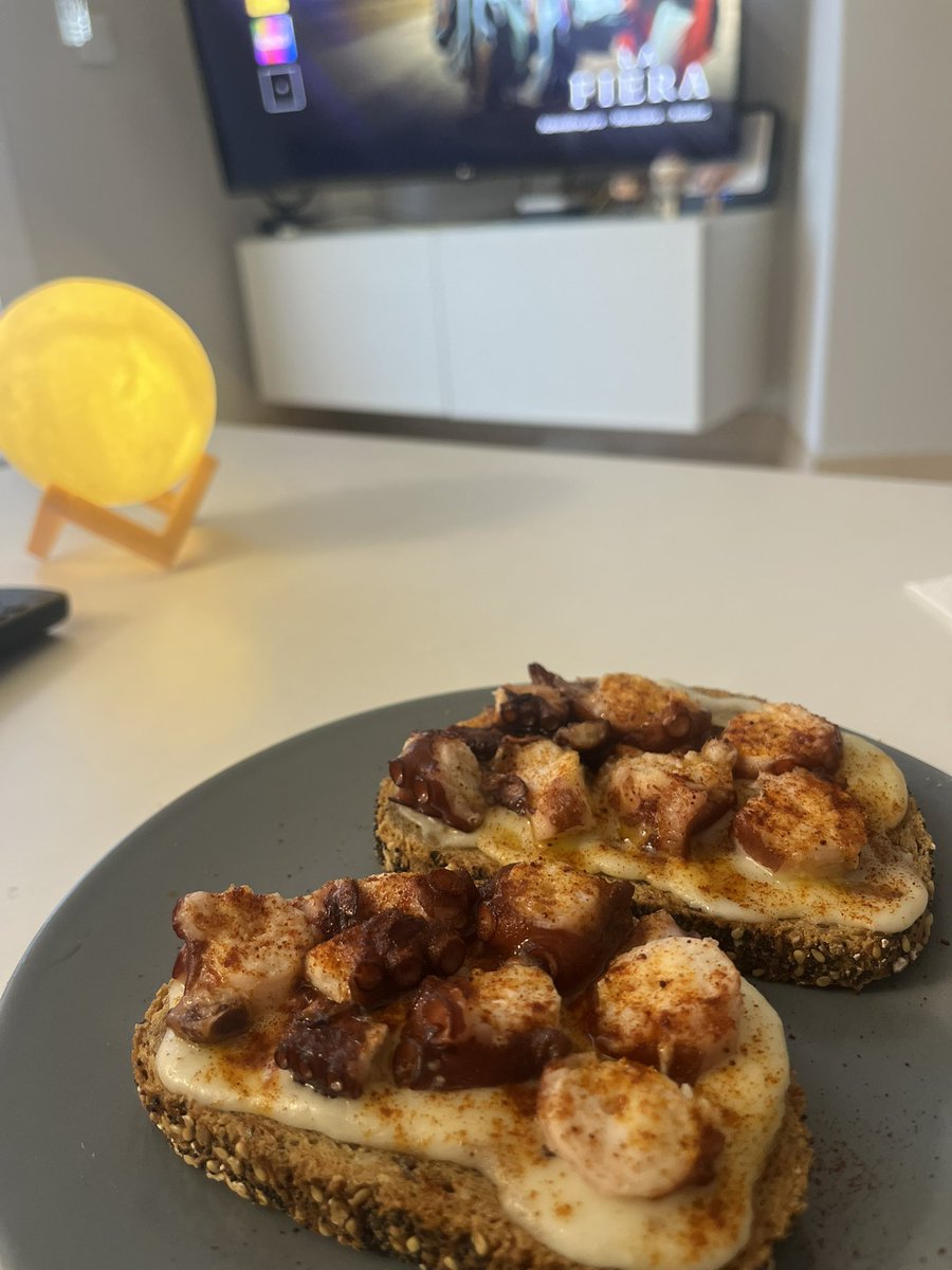 JRubi4's tweet photo. Nacido para disfrutar de las pequeñas cosas (y para comer también, sí). https://t.co/tcydMLYif1