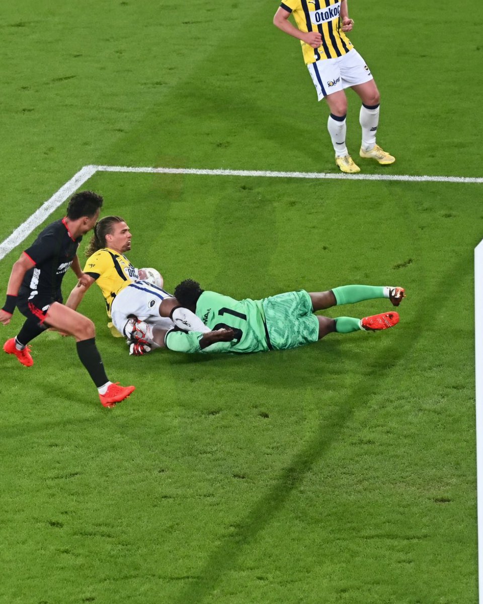 Tartismalar's tweet photo. Ederson, takım arkadaşıyla şiddetli bir çarpışma yaşıyor ve kafasını Ake’nin dizine çarparak yerde kalıyor, Halil Umut Meler devam diyor ve dönüp gidiyor! 
Top orta sahaya açılıp geri geliyor, oyuncular hala yerde, biri şut atsa gol olacak. En son Brown’a faul yapılıyor ve hakem oyunu öyle durduruyor.
Ve bu bizim elit hakemimiz. Faul, penaltı, kart vb gözden kaçabilir ve doğaldır fakat bu hakikaten olacak iş değil.
#FBvBJK