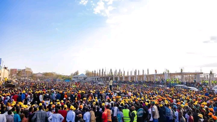 WAITRESMEDIA's tweet photo. One of our priority road projects under the National Infrastructure Fund is the dualling of the Athi River-Kitengela-Isinya road, which we will commence before the end of the year to ease congestion along that route. https://t.co/9SwosDvbTo