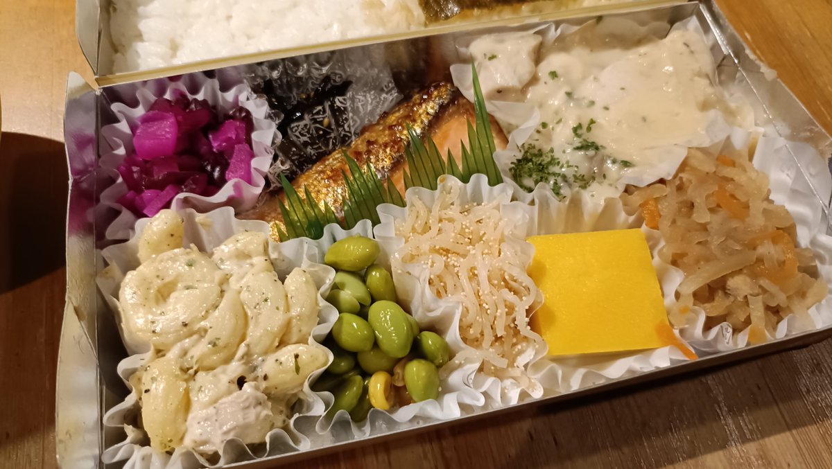 tsujido_remote's tweet photo. 昨日の3人前🍀
都合により外食のための外出ができなく、であればおうちで外食💡
金兵衛祭り🍶
店舗限定のおかず2品盛りも😋
うーんこれこれ感👍
八重洲まで買いに出かける意味ありますねーありがとう金兵衛さん！
#辻堂 #おうちごはん #金兵衛 #ロケ弁 https://t.co/Imeq26yZfO
