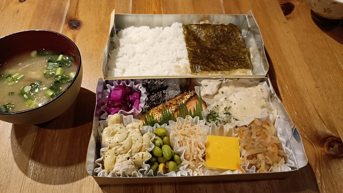 tsujido_remote's tweet photo. 昨日の3人前🍀
都合により外食のための外出ができなく、であればおうちで外食💡
金兵衛祭り🍶
店舗限定のおかず2品盛りも😋
うーんこれこれ感👍
八重洲まで買いに出かける意味ありますねーありがとう金兵衛さん！
#辻堂 #おうちごはん #金兵衛 #ロケ弁 https://t.co/Imeq26yZfO