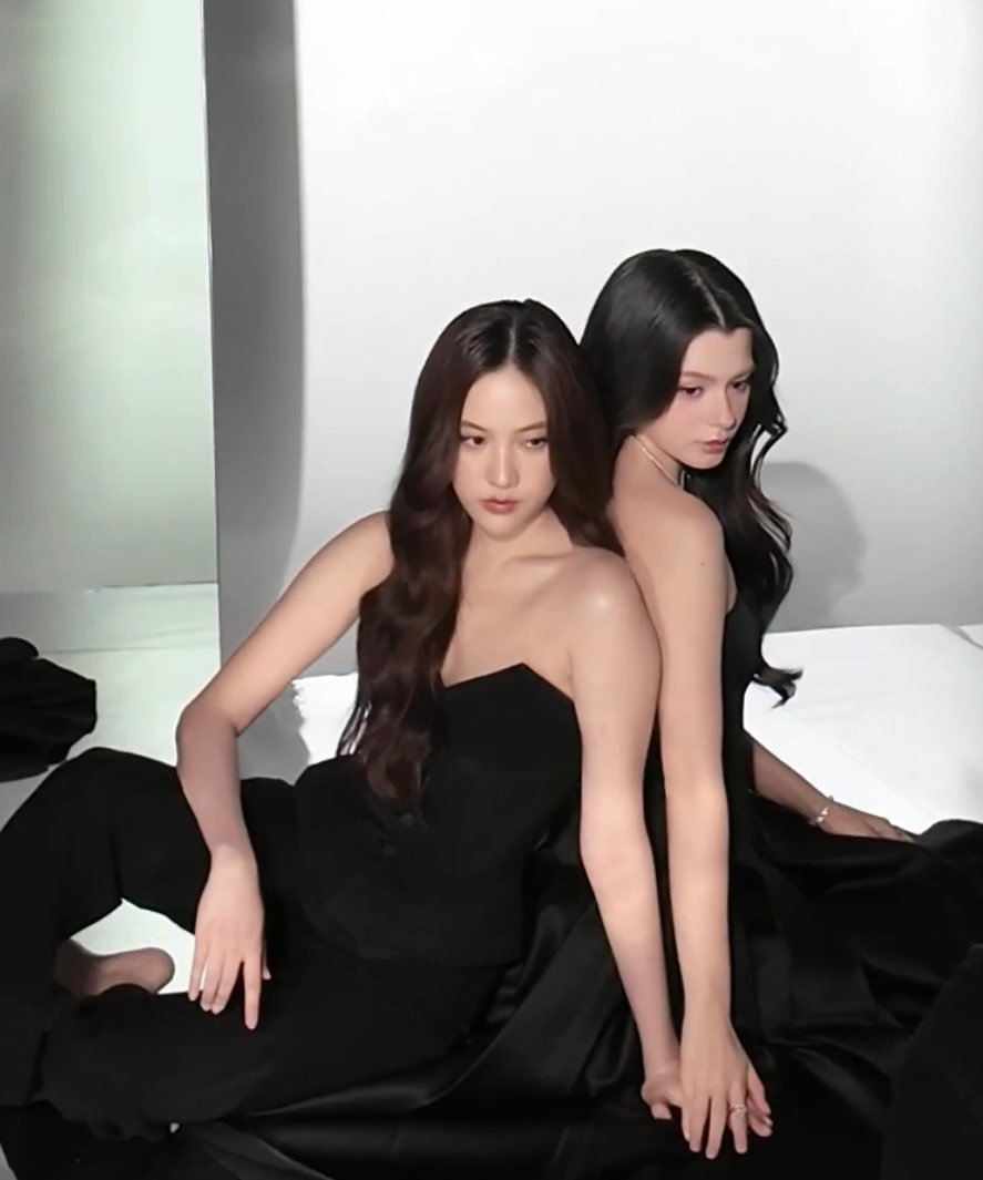 RomancexSelena's tweet photo. FAAMMMMM no se olviden de votar aca por FREENBECKY a "QUEENS OF GIRLS LOVE" vamos perdiendo. Hagamos un esfuerzo más y llevemoslas al puesto #1 ✨️ 

(Tiene premio fisico+una pantalla led en manila🇵🇭 y seúl 🇰🇷

https://t.co/9FDJnEBUNk

#ฟรีนเบค #FreenBecky‌ https://t.co/csejCEpNoL