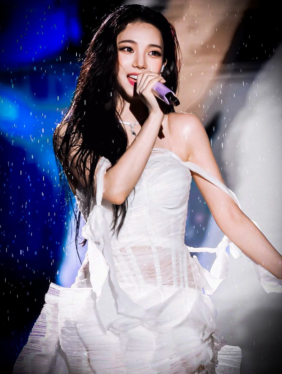 KpopCurator's tweet photo. Karina stepped on that São Paulo stage and said “this is my moment.” 😭🔥 The energy was actually insane.

💬 Best Karina performance moment?
🔁 Repost if she had you screaming!

#Karina #aespa #SYNKCOMPLXITY #Kpop #TheKpopCurator https://t.co/lyTTOFrbUS