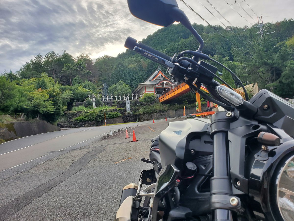 CaothShella's tweet photo. 朝6時30分、高野山花坂にて気温19℃

 はなさかドライブイン
CB250R https://t.co/1NxlKiugJL