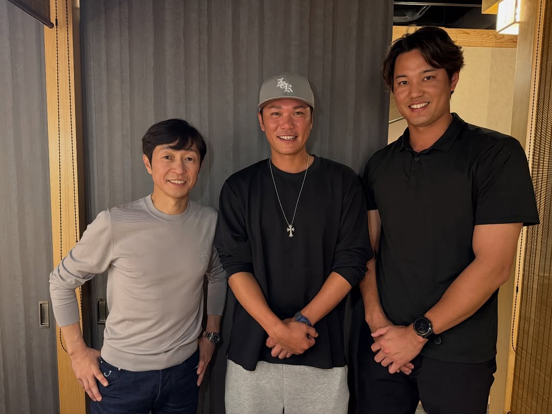 margaret31UJCzJ's tweet photo. 沖縄での偶然。

藤浪晋太郎さんと焼肉を食べに行ったところ、なんと隣の席に坂本勇人さんが。
まさかこんな形で久しぶりにお会いするとは思っていませんでした。

写真を見ると、ボクがものすごく小さく見えますが…
ジョッキーの中では、これでもかなり背が高い方なんです（笑） https://t.co/5oI1m2UTmr