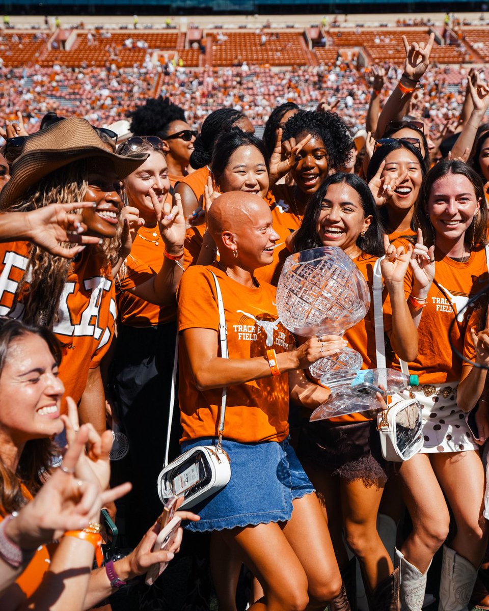 Learfield's tweet photo. 🏆 A championship moment in Austin.

@TexasLonghorns celebrated its fifth overall @LDirectorsCup with an on-field trophy presentation to @_delconte at the Longhorns' first home game.

Congratulations on an incredible 2025-26 season! 🤘

@AndrewWheeler23 #LDC26 #HookEm https://t.co/oeKPM429Nr