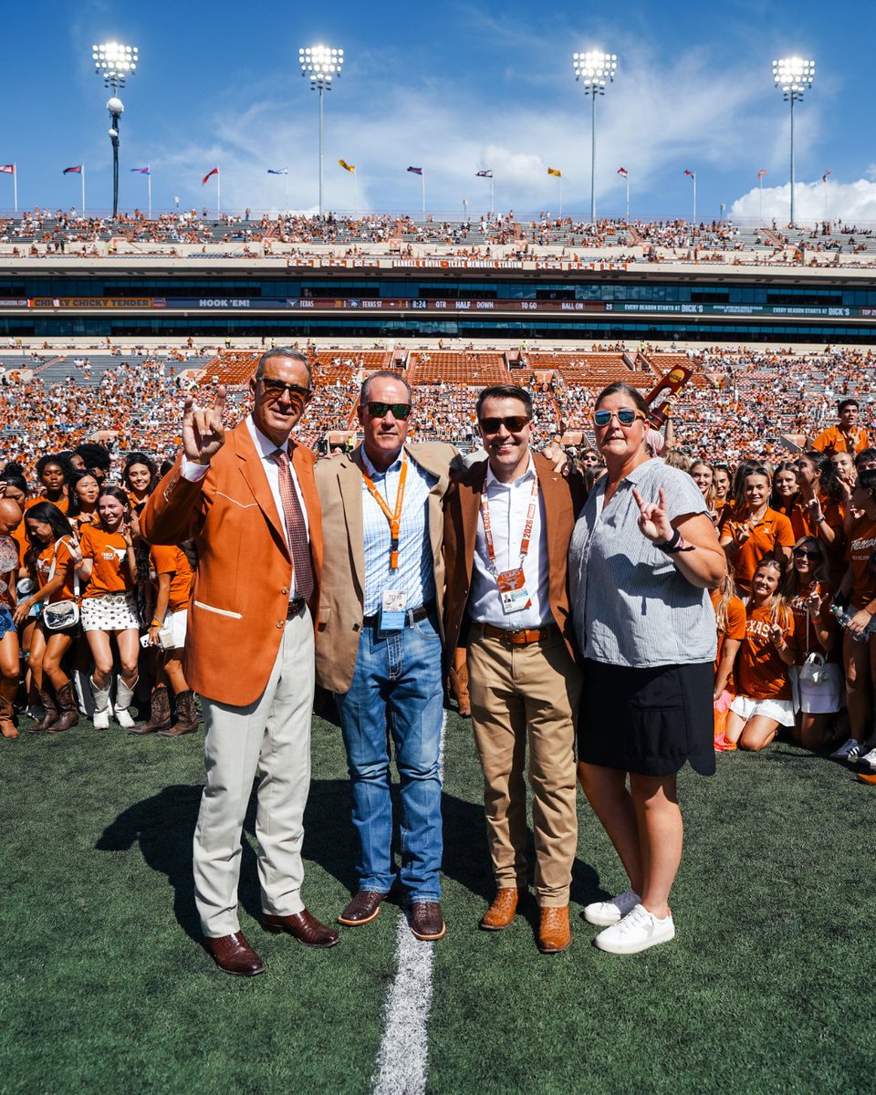 Learfield's tweet photo. 🏆 A championship moment in Austin.

@TexasLonghorns celebrated its fifth overall @LDirectorsCup with an on-field trophy presentation to @_delconte at the Longhorns' first home game.

Congratulations on an incredible 2025-26 season! 🤘

@AndrewWheeler23 #LDC26 #HookEm https://t.co/oeKPM429Nr