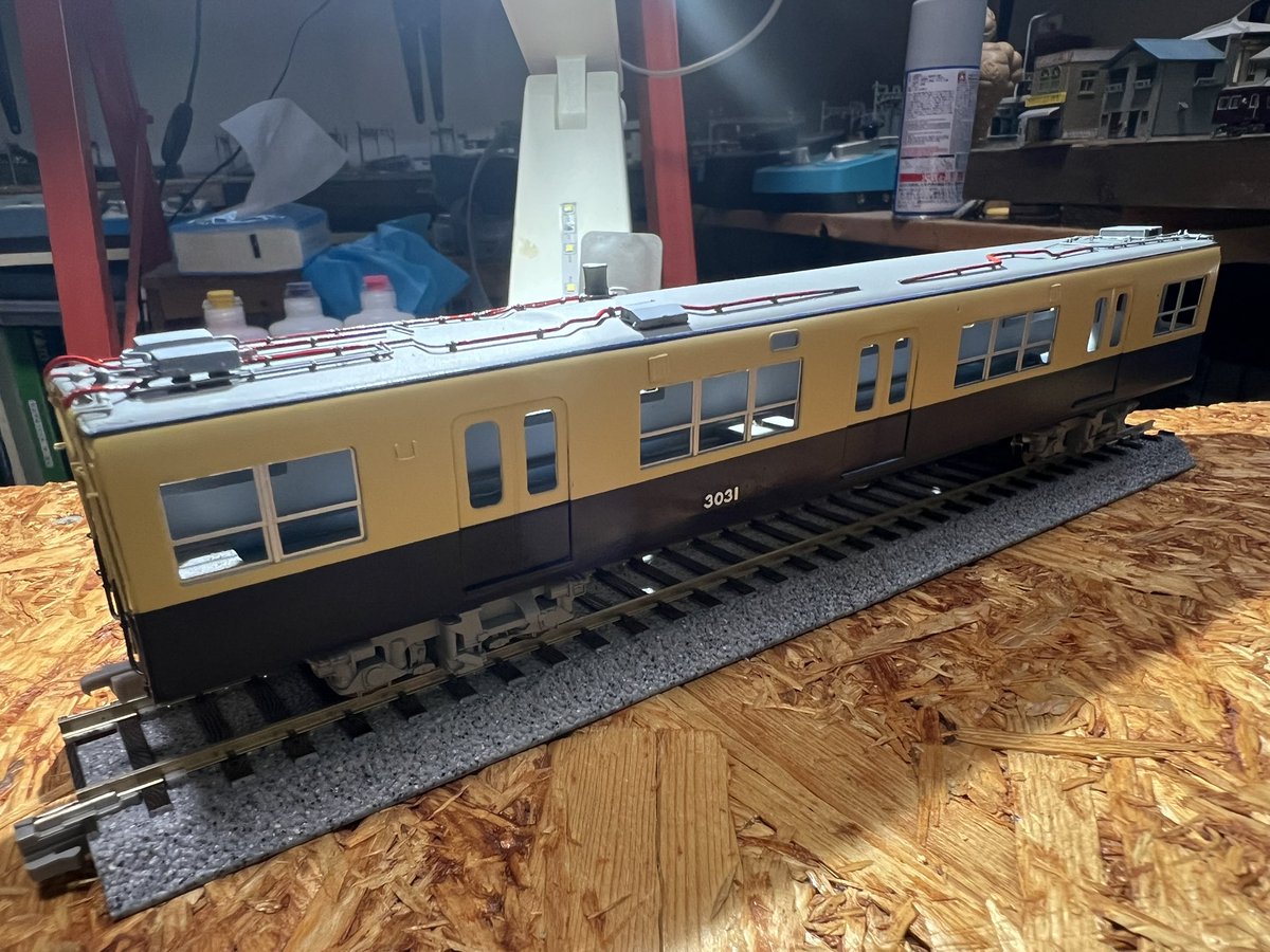 cndgwks's tweet photo. 16番山陽3000系製作記20
おはようございます
今朝は車番貼りを行いました。
側面の車番は何とかなりますが、前面は老眼との闘いです。貼り終わり視界がボヤボヤです。
この後車を運転するので作業はこのくらいにしときます😀
次は社紋取り付けです。 https://t.co/De3ghvrif6