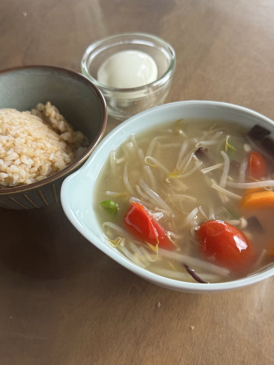 aphhm408's tweet photo. 4種ドカ食い注意 406日目

土曜は家にいました。玄米中心のいい食事でした。

----
天気予報遠見るとこの地域はもう来週には最低気温が24度に近づくと知って冬支度の臨戦体制に入りました。

エアコンはまだ冷房つけているのに我が家は冬支度です。
アデニウムを24℃以下に晒さないと言う決意でお迎えしたのできっちり温室内冬越しをやり遂げます。

新たに立ち上げたアデニウム用ラックを温室化するために、まずはヒーターを購入しました。昭和精機のパネルヒーター。これで4台目です。室内の温室ならこれ1台で十分です。室外のガラス温室ではこれだと極感の日は20℃には届きませんけれど。

#4種ドカ食い注意