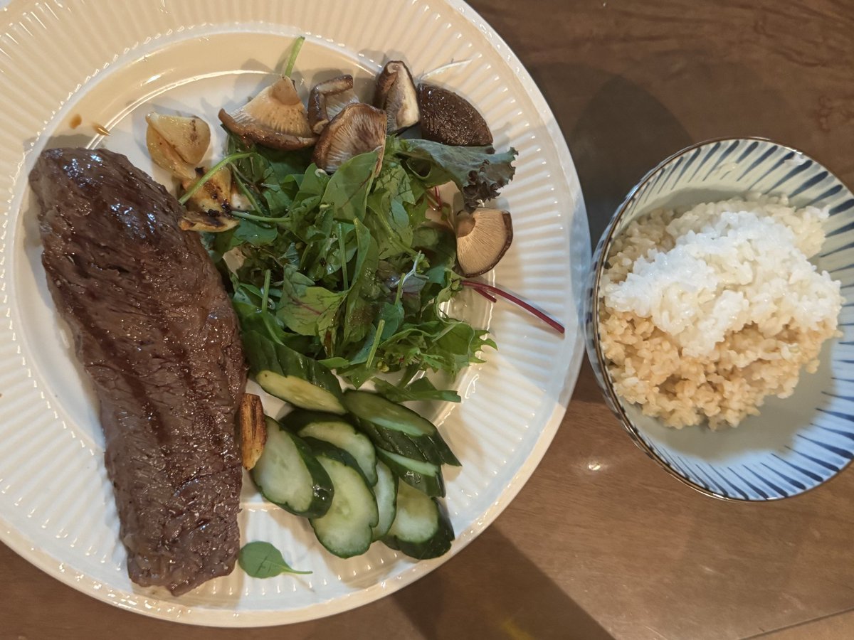 aphhm408's tweet photo. 4種ドカ食い注意 406日目

土曜は家にいました。玄米中心のいい食事でした。

----
天気予報遠見るとこの地域はもう来週には最低気温が24度に近づくと知って冬支度の臨戦体制に入りました。

エアコンはまだ冷房つけているのに我が家は冬支度です。
アデニウムを24℃以下に晒さないと言う決意でお迎えしたのできっちり温室内冬越しをやり遂げます。

新たに立ち上げたアデニウム用ラックを温室化するために、まずはヒーターを購入しました。昭和精機のパネルヒーター。これで4台目です。室内の温室ならこれ1台で十分です。室外のガラス温室ではこれだと極感の日は20℃には届きませんけれど。

#4種ドカ食い注意