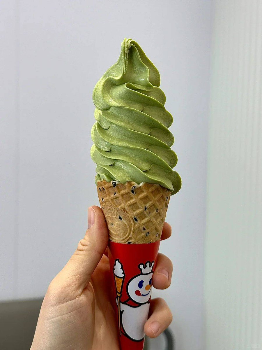 BuseAslangbui's tweet photo. Just grabbed these crispy matcha rice crackers from the new snack shop  Sharing one with you right now—good snacks taste better when passed around! https://t.co/5E9W4SVlx2