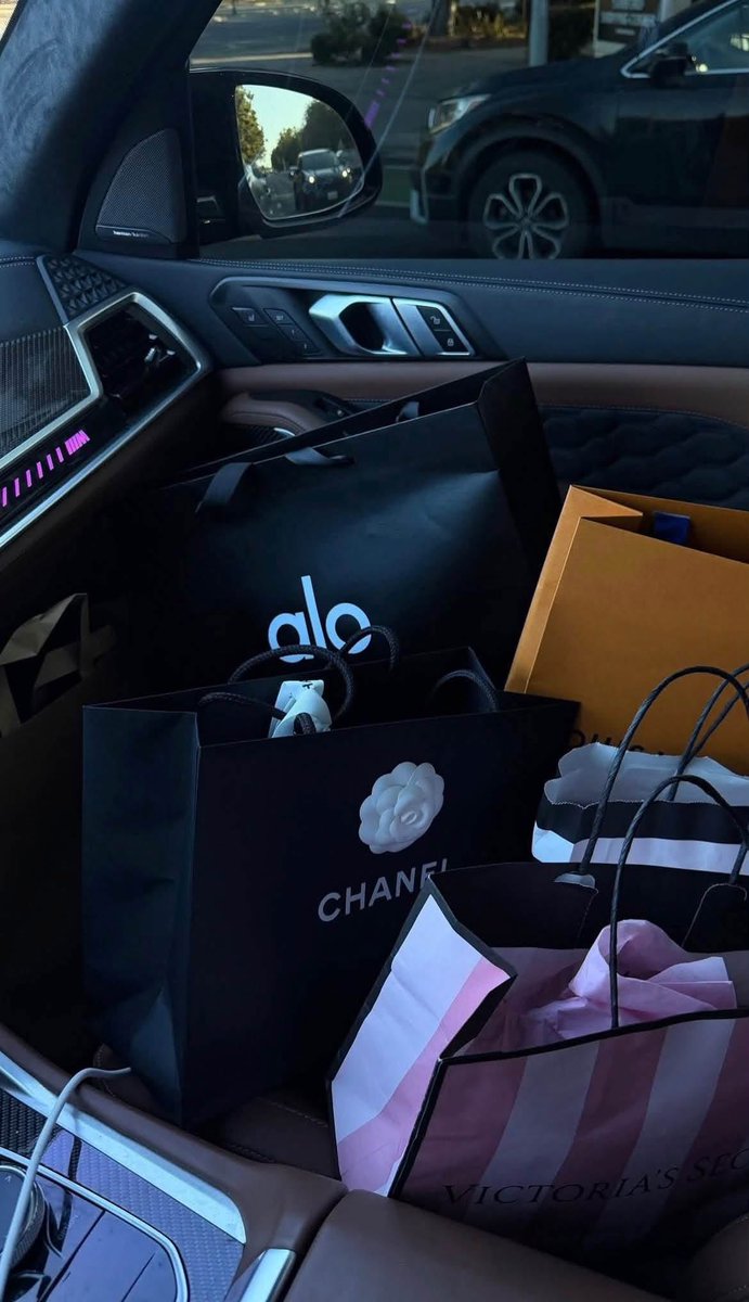 DiaryyOfCatt's tweet photo. I love a DILLY DALLY day 🛍️🔥 I’m just a girl 🫧🎀💗 https://t.co/T2MuFSquyf