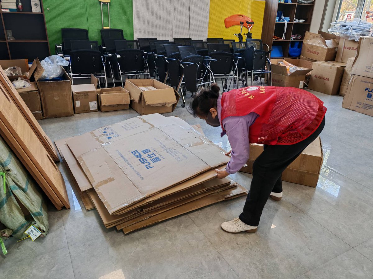 AndyAnterzb's tweet photo. Spent this weekend volunteering at the community food bank—packed 200+ meal boxes for local seniors in need. Small act, big difference. https://t.co/RjhIkiCe7h