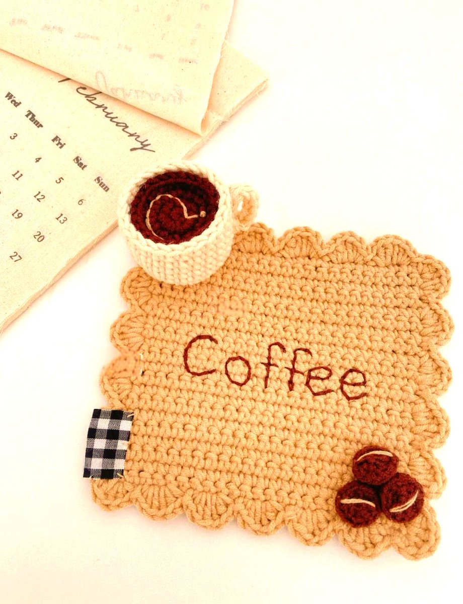 j4a4d4e4's tweet photo. Just finished this cozy hand-knit mug rug for my morning latte  Perfect for keeping tables stain-free—small craft, big joy!， https://t.co/0fELxuVd5l