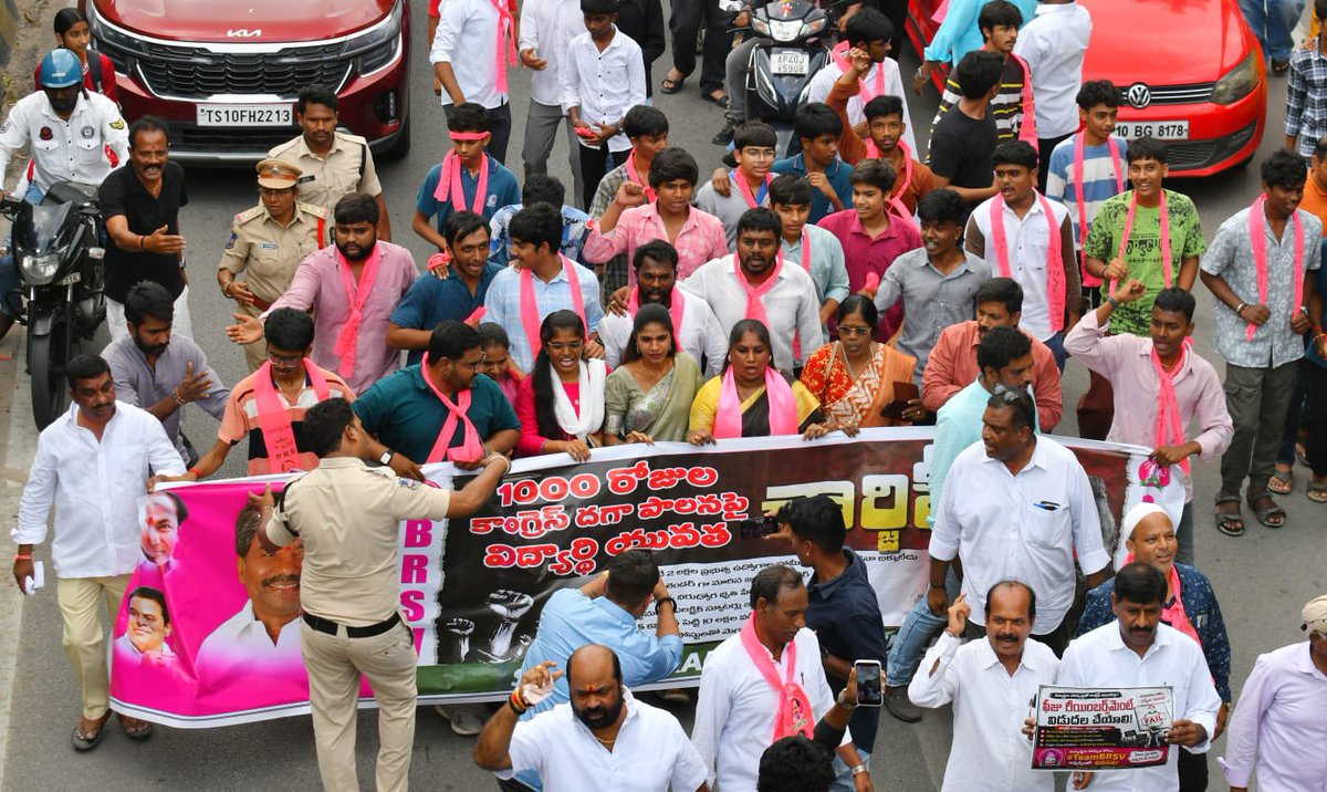 KandiShailaja's tweet photo. ఈ రోజు కాంగ్రెస్ పార్టీ 1000 రోజుల విఫల పాలనకు నిరసనగా, సికింద్రాబాద్ ఎమ్మెల్యే పద్మారావు గారితో కలిసి మాజీ కార్పొరేటర్లు కంది శైలజ, డాక్టర్ సామల హేమ, ప్రసన్న, సునీత, సరస్వతి గార్లు లాలాపేటలోని సంఘీ కళాశాల విద్యార్థులతో కలిసి నిర్వహించిన ర్యాలీలో పాల్గొనడం జరిగింది. https://t.co/WghoFXRAIL