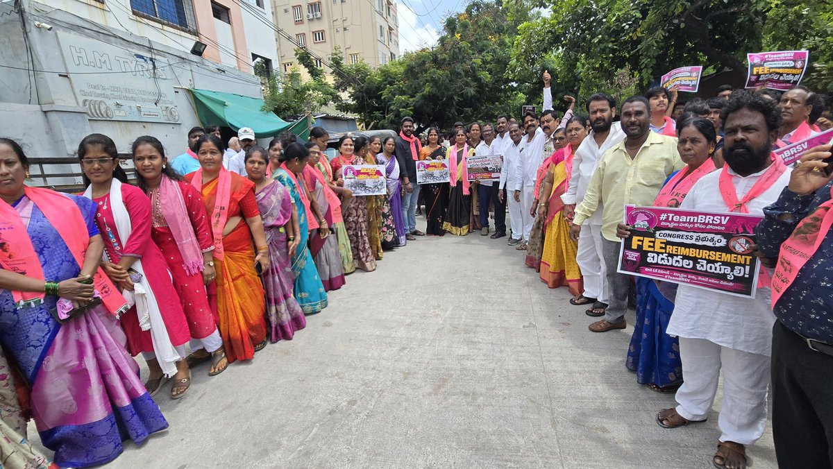 KandiShailaja's tweet photo. ఈ రోజు కాంగ్రెస్ పార్టీ 1000 రోజుల విఫల పాలనకు నిరసనగా, సికింద్రాబాద్ ఎమ్మెల్యే పద్మారావు గారితో కలిసి మాజీ కార్పొరేటర్లు కంది శైలజ, డాక్టర్ సామల హేమ, ప్రసన్న, సునీత, సరస్వతి గార్లు లాలాపేటలోని సంఘీ కళాశాల విద్యార్థులతో కలిసి నిర్వహించిన ర్యాలీలో పాల్గొనడం జరిగింది. https://t.co/WghoFXRAIL